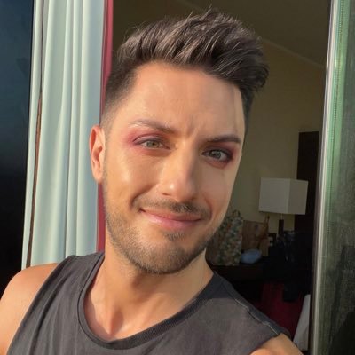 aljosha_m's profile picture. vegan 🌱 queer activist  & bald bei Netflix als einer der fab five von Queer Eye Germany