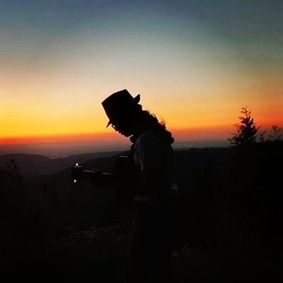 Ich spiele seit über 10 Jahren Gitarre. Begonnen habe ich damit, Lieder zu covern. Seit einigen Jahren schreibe ich eigene Lieder.
https://t.co/Twmwr49nkC