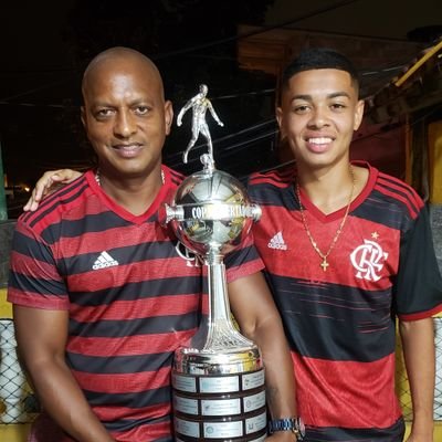 Carioca da Gema peladeiro e Sambista   pai do Tiago🙎🏻‍♂️ e Joana🙎🏻‍♀️  esse sou eu Patriota 🇧🇷
apaixonado pelo @Flamengo🔴⚫
https://t.co/kazA7rEK3n