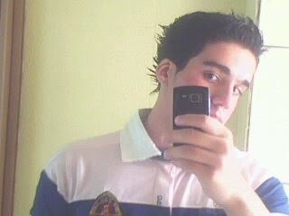 Jovane  15 anos, São Paulo, viciado em msn, celular, musica, pagode, twitter. Sempre de bom humor, mlk zika.