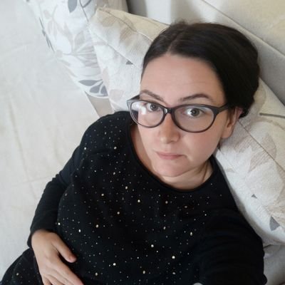 Janina mama, vlasnik turističke agencije, student doktorskih studija.