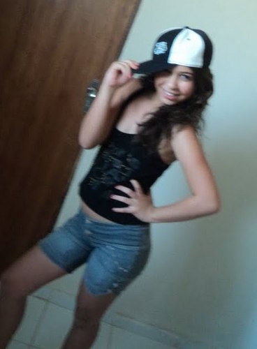 ariana,15 anos,flamenguista, de bem com a vida ,e futura esposa  do  ian somerhalder...