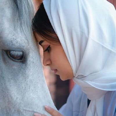 ها أنت يا زرقاءْ
وحيدةٌ ... عمياءْ !
وما تزال أغنياتُ الحبِّ .. والأضواءْ
والعرباتُ الفارهاتُ .. والأزياءْ !
يمنية سعودية