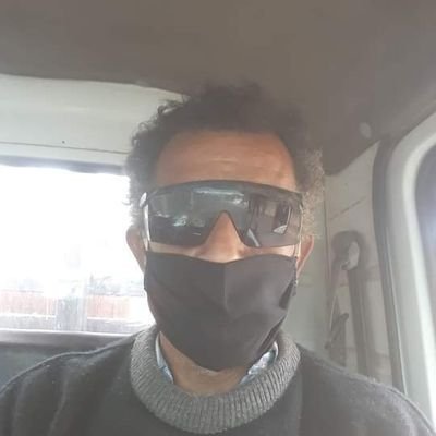 Sou muito honesto e romântico adora mandar flores presentes etc.