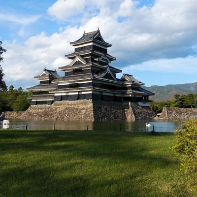 松本山雅の南ゴール裏をこよなく愛してやまない。山雅のゴール裏最高。常に時代に乗り遅れている。現代用語全くわからない意味不明。現金払いが多い タッチパネと相性悪い。高齢出産。ただいま六年目の更年期真っ只中でございます。