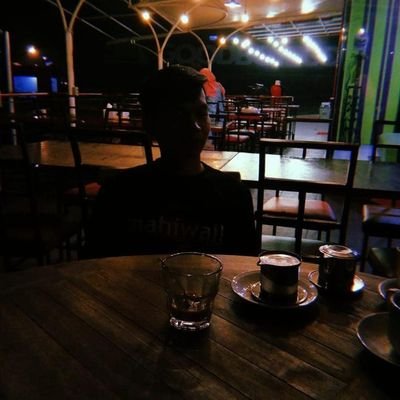 agiian_f's profile picture. (dua garis sejajar, berbeda arah)