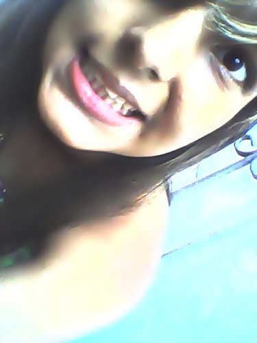 Uma garota feliz e colorida que corre atrás de seus sonhos (:
Se quiser saber mais segue aê *-*
