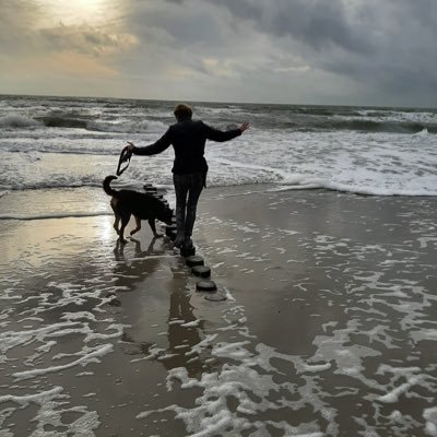 Vrouw met een eigen wil, onverbeterlijk optimistisch, man, hond 💓, werk, wandelen, bos, bomen, strand, wolken, buiten!