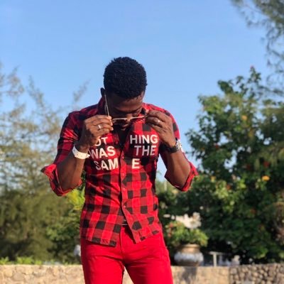 nickenson25's profile picture. LIC. Communication Sociale