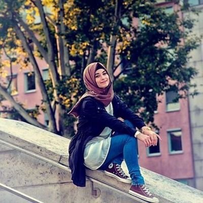 reemamorad's profile picture. سلاماً علي المُعلقين فوق رفوف الشوق وقد غمرهم غُبار الحنين وما زالوا يرقبون لذة اللقاء...
