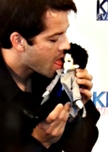 AcklesD's profile picture. Foda mesmo é o Dean,
mata demônio no tiro, é pegador, nunca perde o estilo, só ouve Clássicos, canta Bon Jovi, toca guitarra com a própria perna e o BATMAN