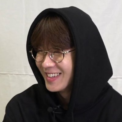 dongiejpg's profile picture. welcome to a thinker account for golden child’s main dancer kim donghyun ʕっ• ᴥ • ʔっ #골든차일드 #김동현 #동현