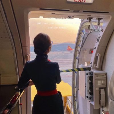 东航在职空姐一枚，有素质，有实力欢迎骚扰donghanglili