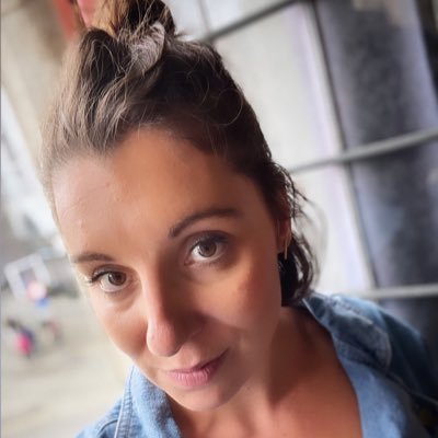 Mama, lief, podcast WEG, docent, stemacteur, blogster. Houdt van sporten, snoepen, theater, spontane bezoekjes, vakantie, Gent en veel zon. En veel meer.