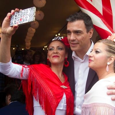 Básicamente es Pedro Sánchez haciendo fotos a cosas