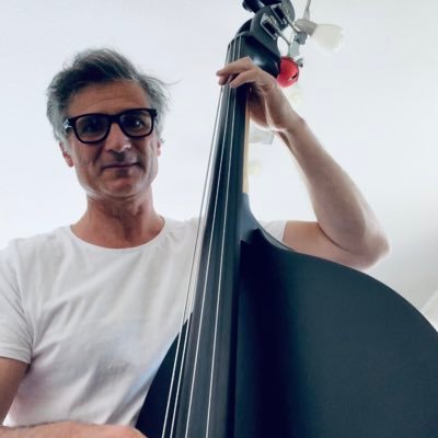 Liberal clásico, ateo, música y deportes náuticos