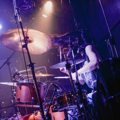 神戸でバンドしてる人、Badge(@badge_kobe)とLightning Swells Forever(@lsf_fsl)のドラマー。 ネコ:スー&パス