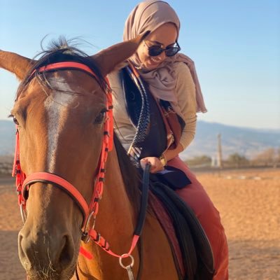 مش مشهورة بس عندي فولورز كتير. مدمنه حقيقة للحلويات ليست مجرد صورة مع فنجان القهوة . ♋️
تَدعُو القلوبُ بِما تَشتَهي ، فَيُجيبُ اللهُ بِما هُوَ خَيرٌ لَها