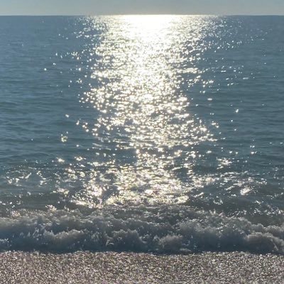 • Certaines personnes nous font rire un peu plus fort, rendent nos sourires un peu plus vrais et rendent nos vies un peu mieux.