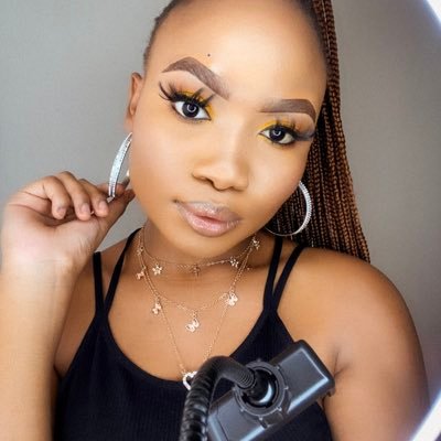 23🥂• Beauty Therapist 🧑🏽🎓• Ngiyathandeka ❤️• I am 4-eyed 🤓•IG: @sindisiwe_sangwenii