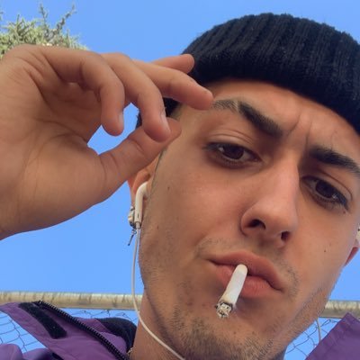 No le hables de lagrimas a mis ojitos rojos,quiero sentir tus caricias en los momentos flojos 💔🥺