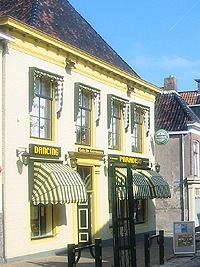 Het Gezelligste Cafe aan de Voorstraat 65 van Kollum.
Openingstijden: ma 19:00, di 14:00, wo 14:00, do 14:00, vr 14:00, za 10:00 zo 16:00