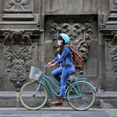 Amo el helado🍦de piñón y andar en 🚲 , tutora de #Bowie 😾 #LadyCólicos 🤕 #Workaholic💻 fan de Sheldon Cooper y Cristina Yang. Yo soy el ☀️.