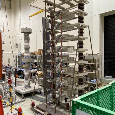 神戸高専・電気工学科の公式 𝕏(旧Twitter)です.
電気工学科の日常やアクティビティ,中学生向けの進路情報,e3研究会の活動,電気に関するトリビアなどを発信しています(主に月水金に投稿します).
※リプライやDMなどには対応できませんのでご了承ください.