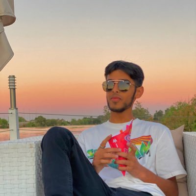 momo__1103__'s profile picture. Im only here to retweet.