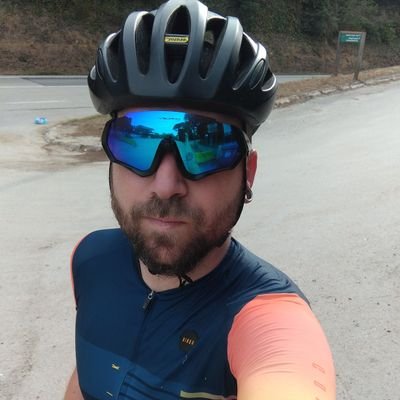 Ciclista, futbolero, aparte de otros deportes,y amante de la cultura hip hop