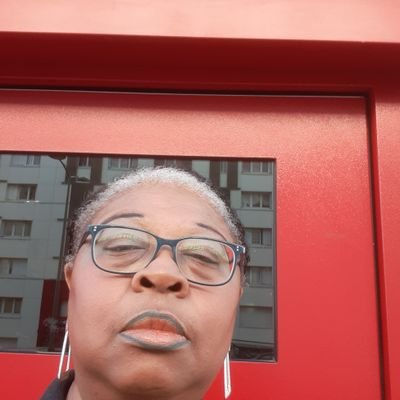 Je suis une personne seule et j'aime regarder les informations sur les réseaux pour mettre du piment dans ma vie me sentir moins seul et pouvoir me remonter