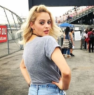 PlaysCatwoman's profile picture. I might be indecisive but I'm not sure yet.  ➸ #APNEA.