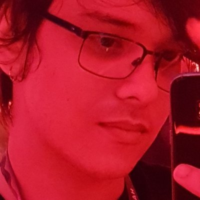 Sou conhecido como otaku que odeia animes, metaleiro que ama filmes de drama e gamer que só joga lol. Paixões: LOTR e Breaking Bad
