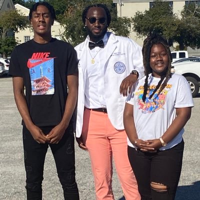 Former Collegiate Hooper 6'5🏀 IG: Ealston_03 Lander University Alumnus 👨🏾🎓 B.S in Biology w/ a Minor in Chemistry🧪 Solo Dawg🐶 MCG ‘25 MD candidate👨🏾⚕️