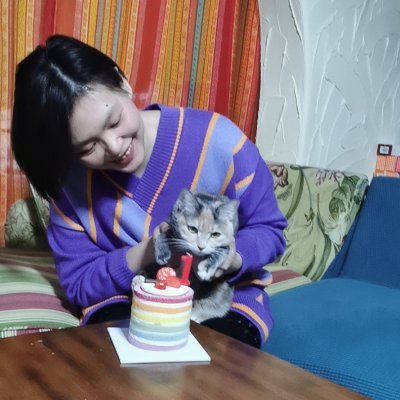 皆さん、初めまして。コと申します。中国南京出身です。子供の時から、日本と中国を行ったり来たりしている。趣味は筋トレと食べることです。大の猫好き、いま可愛い三毛ちゃんを飼ってます。日本のドラマやバラエティ番組などよく見ます、好きな歌手のコンサートもよく観に行きます。ここで、中国語を勉強しながら、様々な話題について話ます