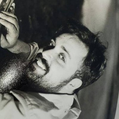 Asperguy. Si de mí dependiera tendría trenes pa todos lados. Ex-violinista y disléxico de tiempo completo.
Apasionado por la ciencia, la música y la cocina