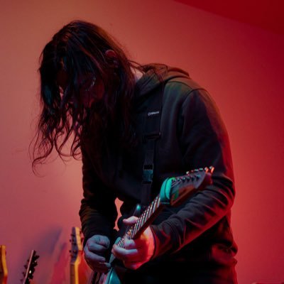 I make 🎸 noises in @spiritbreakermi // coffee // tattoos // https://t.co/t0wBA1u63R