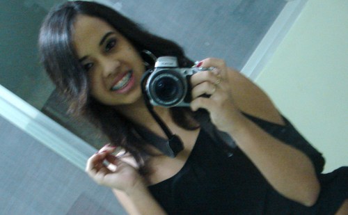 15 anos,libriana,apaixonada,fanática pelo Santos,sensivel,chorona,um pouco ciumenta...e vou mais além com sonhos e desejos,Deus,familia,musica,baladas,amigos.