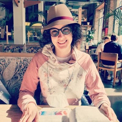 Es una laboratorista culinaria, migrante permanente y amante de la cultura; teje gorros y muñecos, remienda sacos, pone botones y crea animalitos de compañia.