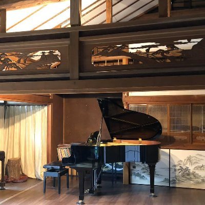 この古民家は、埼玉県鴻巣市にあります。高級サロンコンサート・グランドピアノが設置してあり、吹き抜けの天井と木材の共振により、豊かに響くやさしい音場空間を体験できます。完全無料でピアノ演奏動画を撮影&録音する企画を進行中。twitterは管理人のマック・アライがつぶやきます。