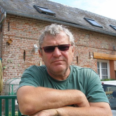 Aime la nature , la pêche , le jardinage. Ch'ti et fier de l'être. Athée. Septuagénaire fait Mai 68. Supporters du LOSC et AMIENS , Anti Macron et LREM