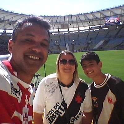 Vascaino que ama sua FAMÍLIA. corneteiro de jogador fraco que não  tem a menor estrutura de vestir a camisa pesada do VASCO.