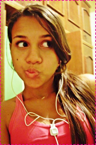 ♪ Quando tee conhecii ; miinha viida mudou pra melhor ; eu voltei a sorrir ; um tempo atraz eu taava na piior ♪♥Te amooo
Seguee q Sigo de Voltaa!!=)