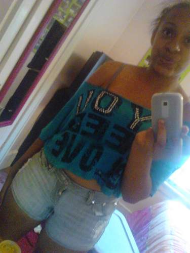 sinqle2010's profile picture. ' joksterrr , horriblee singer , & laugherrr . #teammBREEZYY . I 3 chriss brownnn .