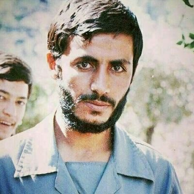 هر شب ستارهای را به زمین میکِشند و باز این آسمان غمزده غرق ستاره است...