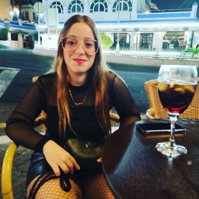 Mi biografía es cantar,bailar,patinar, escuchar música y maquillarme