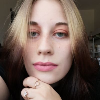 wero_orew99's profile picture. She/her 
Fysica en Sterrenkunde @UGent 🌌
WiNA Feest 2021-2022 🖤💛
Synoxis, Drum and Bass DJ 🎧