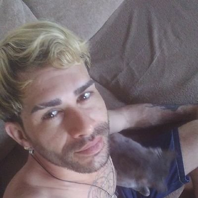 Qualquer um pode amar uma rosa, mas é preciso um grande coração para incluir os espinhos. Muitos querem rosas, mas poucos estão dispostos a suportar os espinhos