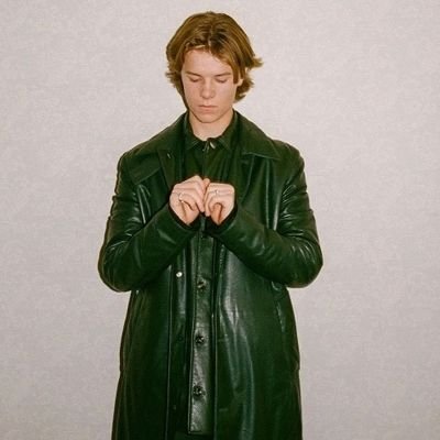 BiankaLeonA1's profile picture. Las personas no son reales son pedazos de métal , pero tú me gustas y eso es muy real