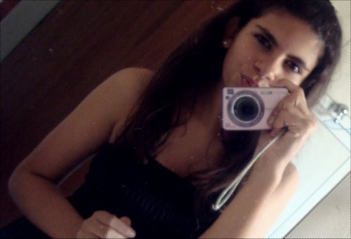 Inconstante,super conversadeira ou não,cheia de manias,chata as vezes quase ati-social,As vezes tímida,louca ou não,não gosto de me sentir sufocada ..